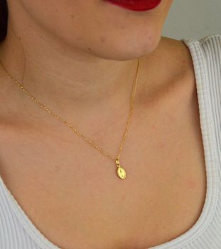 Zawieszka złota damska ZA 1533S 585 – owalny medalik Matka Boska Niepokalana. Wymiary 1,6 cm x 0,7 cm, waga 0,51 g. Subtelny i elegancki dodatek, idealny na prezent (2).JPG